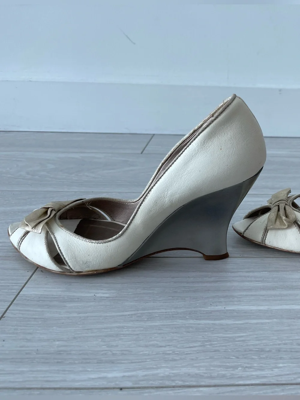 Browns White Genuine Leather Peep-Toe Bow Pumps Silver Wedge Heel Size 40